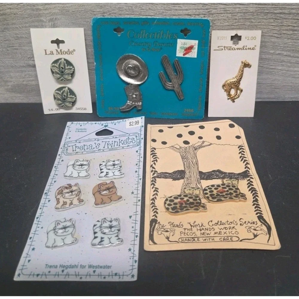 Vintage Buttons-Novelty Tiger, giraffe, Cat, Western, D6
